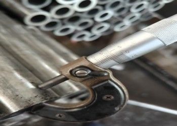 Ống thép liền mạch đùn nóng có dịch vụ cắt